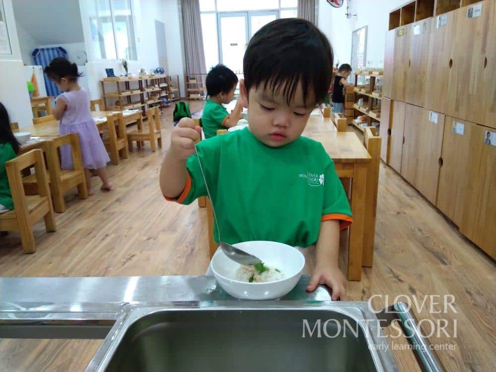 Trẻ Clover quen với việc tự phục vụ bữa ăn theo nhu cầu